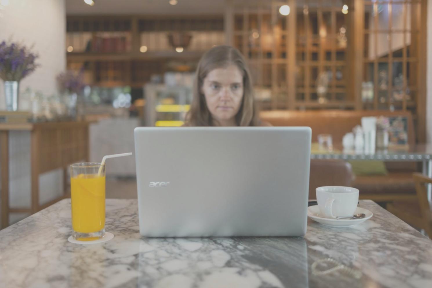 Profesionales estableciendo conexiones de networking durante eventos colaborativos